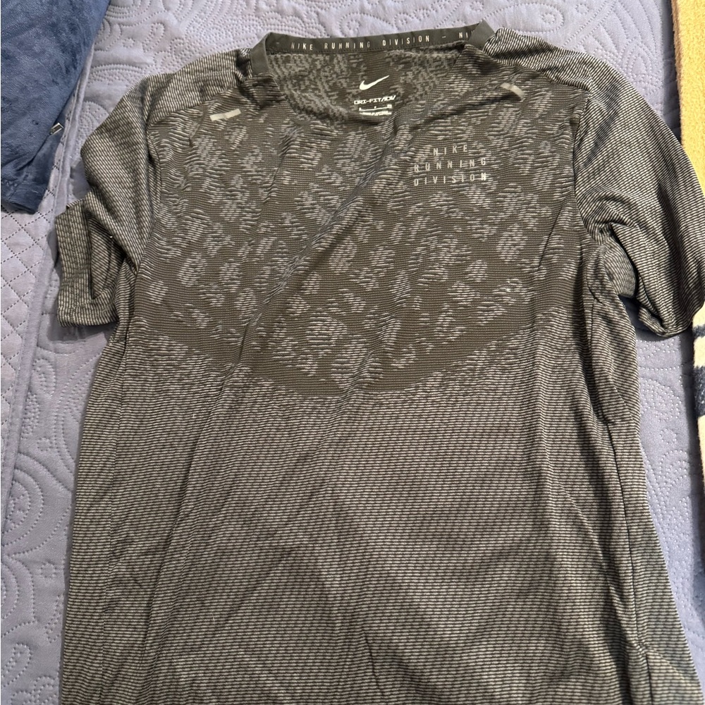 Nike run division men’s size small running t shirt